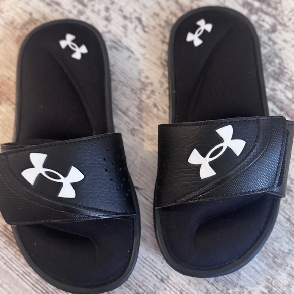 Under Armour Kids Black Slide Sandals boys size 1 - Picture 2 of 6